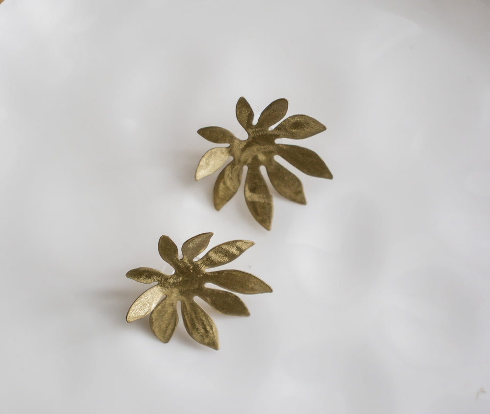 Mini leaf earrings